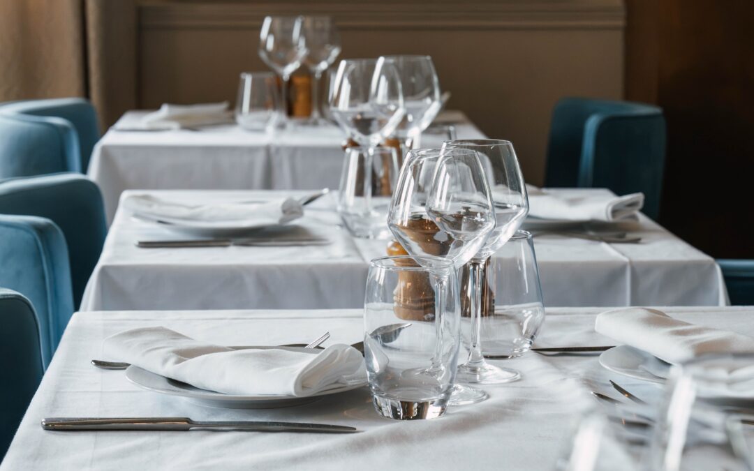 Une table dressée, et le temps de profiter