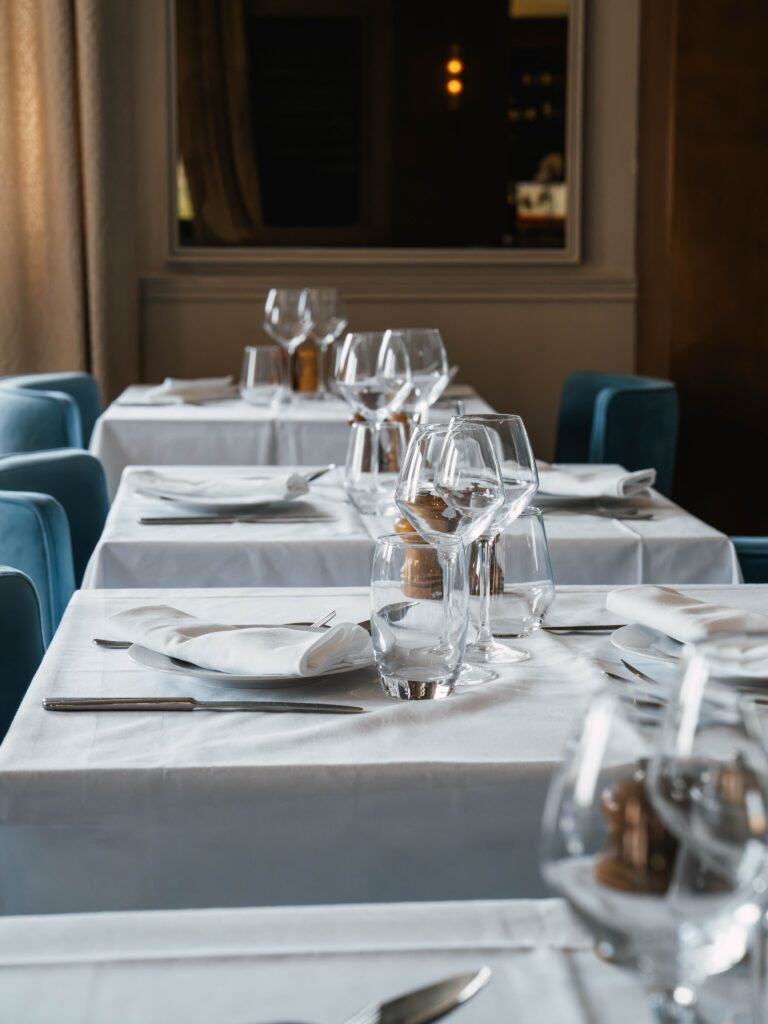 Une table dressée, et le temps de profiter — photo 1