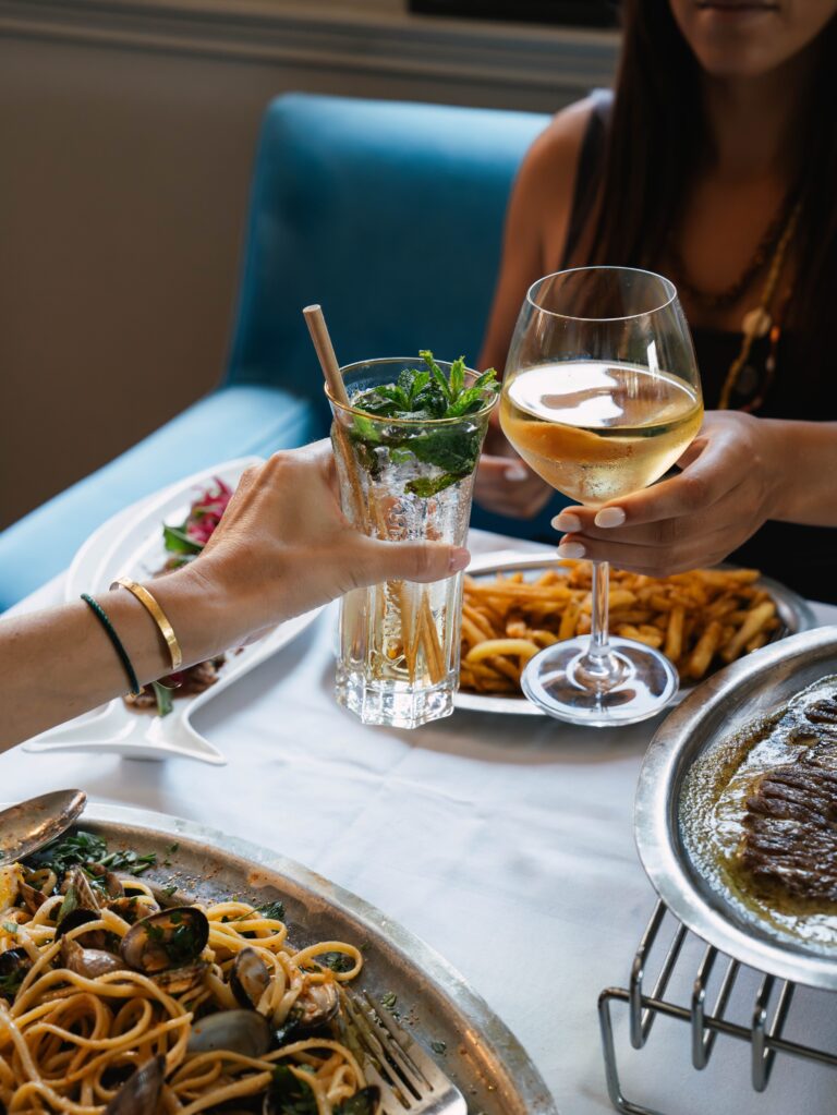 Une table dressée, et le temps de profiter — photo 2