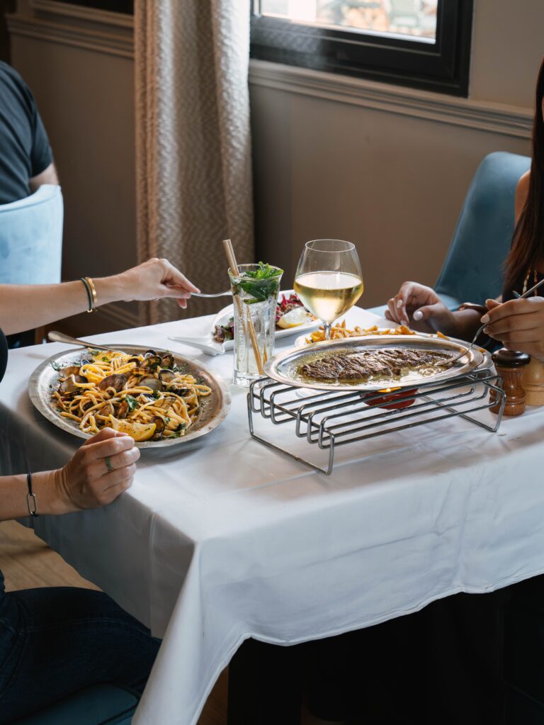 Une table dressée, et le temps de profiter — photo 3